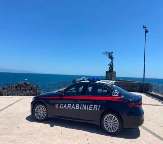 FURTO ZAINI SPIAGGIA CARABINIERI TAORMINA