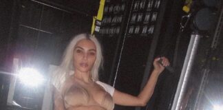 Si allena in palestra…, indossando un paio di stivali vertiginosi e un bikini nude