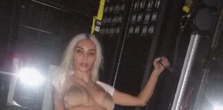 Si allena in palestra…, indossando un paio di stivali vertiginosi e un bikini nude