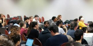 Solo il 20,10% dei giovani siciliani tra i 25 e i 34 anni sono laureati: è il risultato dell’analisi svolta da OpenPolis sulla situazione accademica italiana, che posiziona la Sicilia all’ultimo posto tra le regioni per numero di soggetti laureatisi, agli antipodi con l’Emilia Romagna, capofila tra le regioni con il 34,10% di persone tra gli under 40 che nel 2021 risultano aver ottenuto un titolo di studio terziario