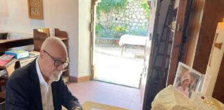 Il sindaco di Taormina, Mario Bolognari, ha firmato il Libro di Condoglianze nella Chiesa anglicana di San Giorgio in via Pirandello