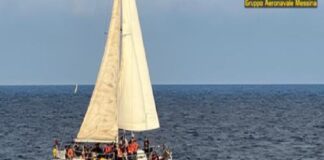 Una barca a vela con a bordo 69 migranti è stata intercettata dalla Guardia di Finanza nei giorni scorsi, nel mare al largo di Siracusa