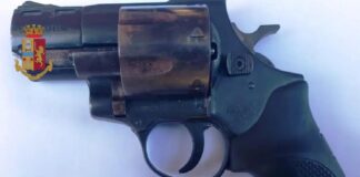 Stamattina gli #agenti del #Commissariato #Ponticelli hanno effettuato un controllo presso l’abitazione di un uomo in via Hemingway ed hanno rinvenuto, all’interno del vano portaoggetti del suo scooter che era parcheggiato nello spazio esterno condominiale, una pistola revolver cal.38 con 6 cartucce e matricola abrasa mentre, poggiata su di un marmo di un lucernario di pertinenza all’appartamento, una scatola contenente altre 30 cartucce dello stesso calibro