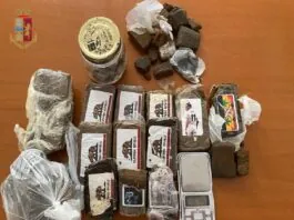 Gli agenti della Polizia di Stato del Commissariato di Civitavecchia, nell’ambito di mirati servizi volti al contrasto dei reati inerenti lo spaccio di sostanze stupefacenti, nel pomeriggio di ieri, hanno arrestato per detenzione ai fini di spaccio di sostanza stupefacente un 34enne civitavecchiese