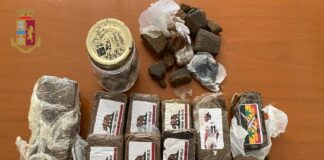 Gli agenti della Polizia di Stato del Commissariato di Civitavecchia, nell’ambito di mirati servizi volti al contrasto dei reati inerenti lo spaccio di sostanze stupefacenti, nel pomeriggio di ieri, hanno arrestato per detenzione ai fini di spaccio di sostanza stupefacente un 34enne civitavecchiese