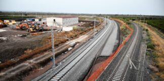 Rete Ferroviaria Italiana (Gruppo FS Italiane) ha aggiudicato, per un importo di oltre 588 milioni di euro finanziati anche con i fondi del PNRR, la gara per la progettazione esecutiva e la realizzazione dei lavori del lotto funzionale Dittaino – Catenanuova, parte integrante del nuovo collegamento ferroviario Palermo – Catania