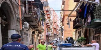 Stamattina gli #agenti del #Commissariato #Montecalvario e della #Polizia #Locale, con il supporto di personale della #NapoliServizi, nel corso di un servizio volto a ripristinare la libera circolazione sulla pubblica via nella zona dei Quartieri Spagnoli hanno rimosso 114 paletti in metallo e 6 “New Jersey” in plastica