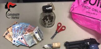 I carabinieri della sezione Radiomobile, insieme al supporto dei colleghi del XII reggimento Sicilia, hanno arrestato con l’accusa di detenzione ai fini di spaccio di sostanze stupefacenti un trapanese di 24 anni