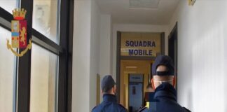 Un 28enne di Noto è stato denunciato dalla polizia per aver commesso due truffe dello specchietto in poche ore a Ragusa