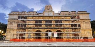 Sono in corso e si concluderanno l’11 dicembre 2022 i “primi” lavori di restauro del Teatro Vittorio Emanuele di Messina, che in questo momento indossa impalcature e ponteggi della ditta Fox S.r.l di Gioiosa Marea
