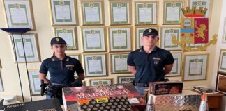 I Poliziotti della Squadra Mobile di Vibo Valentia, hanno effettuato una serie di perquisizioni domiciliari volte alla prevenzione e repressione dei reati in materia di armi ed esplosivi, individuando tra i vari obbiettivi la dimora di un uomo, sita in Briatico (VV), all’interno della quale, nascosti in più punti di uno scantinato, sono stati rinvenuti circa 65 kg di artifizi pirotecnici illegalmente detenuti