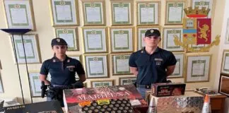 I Poliziotti della Squadra Mobile di Vibo Valentia, hanno effettuato una serie di perquisizioni domiciliari volte alla prevenzione e repressione dei reati in materia di armi ed esplosivi, individuando tra i vari obbiettivi la dimora di un uomo, sita in Briatico (VV), all’interno della quale, nascosti in più punti di uno scantinato, sono stati rinvenuti circa 65 kg di artifizi pirotecnici illegalmente detenuti