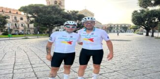 Il “Vanotti Sicily Tour” evento ciclistico organizzato dall’associazione Asd Bici e Bike Messina con la partecipazione dell’ex professionista Alessandro Vanotti (noto gregario di Ivan Basso e di Vincenzo Nibali), con il patrocinio dell’Assemblea Regionale, partito stamane da Piazza Duomo alla presenza del sindaco di Messina Federico Basile, che percorrerà la Sicilia in 5 tappe che toccheranno l’intera isola, ha visto ai nastri di partenza un partecipante d’eccezione lo chef Paolo Romeo