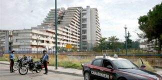 Ancora pusher in manette nel quartiere delle Vele a Napoli: i carabinieri hanno arrestato a Scampia un 24enne, un 14enne e una ragazzina che proprio oggi compie 15 anni