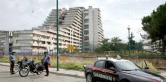 Ancora pusher in manette nel quartiere delle Vele a Napoli: i carabinieri hanno arrestato a Scampia un 24enne, un 14enne e una ragazzina che proprio oggi compie 15 anni
