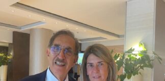 Esiste ancora in Italia una certa sinistra che si firma con la stella a cinque punte e prova a far ripiombare il nostro Paese in quel clima d’odio che abbiamo vissuto purtroppo in tempi drammatici tanti anni fa e che è stato riproposto nel corso della conclusa campagna elettorale per le elezioni nazionali: “La nostra solidarietà va al presidente del Senato Ignazio La Russa destinatario di minacce comparse sulle serrande della sede di Fratelli d’Italia nel quartiere Garbatella a Roma e dello striscione di fronte al Colosseo col nome a testa in giù”