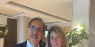 Esiste ancora in Italia una certa sinistra che si firma con la stella a cinque punte e prova a far ripiombare il nostro Paese in quel clima d’odio che abbiamo vissuto purtroppo in tempi drammatici tanti anni fa e che è stato riproposto nel corso della conclusa campagna elettorale per le elezioni nazionali: “La nostra solidarietà va al presidente del Senato Ignazio La Russa destinatario di minacce comparse sulle serrande della sede di Fratelli d’Italia nel quartiere Garbatella a Roma e dello striscione di fronte al Colosseo col nome a testa in giù”