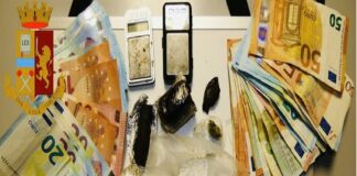 Nell’ambito di mirati servizi finalizzati al contrasto del fenomeno dello spaccio di sostanze stupefacenti, personale della Squadra di Polizia Giudiziaria del Commissariato di P.S. di Vittoria, unitamente a personale della Squadra Mobile di Ragusa, coadiuvati dai cani Ulla e Yndira appartenenti alla Squadra cinofili della Questura di Palermo, ha tratto in arresto G.S. classe 1999 per il reato di detenzione ai fini di spaccio di sostanze stupefacenti