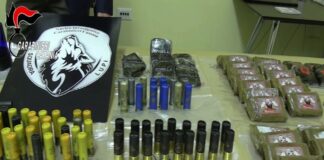 I carabinieri della squadra Lupi del nucleo investigativo di Catania nel popoloso rione di Librino, hanno sequestrato un piccolo arsenale con munizioni e sei chilogrammi di hashish