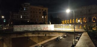 Striscione de La Rete dei Patrioti al Colosseo, recante la scritta “Pandemia, caro energia, carestia, questa la loro devastante strategia”
