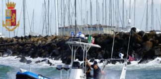 Gli specialisti della Polizia di Stato della Sezione Nautica Fluviale, nel periodo compreso tra il primo giugno ed il 30 settembre, hanno pattugliato incessantemente i litorali romani di Civitavecchia, Fiumicino, Ostia, Anzio e Nettuno, nonché quelli delle acque interne, dei bacini lacuali di Bracciano e Albano, in aggiunta al consueto pattugliamento del fiume Tevere, a bordo degli acquascooter e delle imbarcazioni in dotazione, ottenendo brillanti risultati in termini di prevenzione e soccorso pubblico
