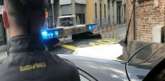 I finanzieri del comando provinciale di Palermo hanno eseguito un decreto di sequestro preventivo d’urgenza per un valore complessivo di 28 mila euro, emesso nelle ore scorse dai magistrati di quella Procura della Repubblica su richiesta del giudice per le indagini preliminari di sede, nei confronti di una persona che avrebbe percepito indebitamente l’assegno sociale dal 2018 al 2022 pur non avendone diritto
