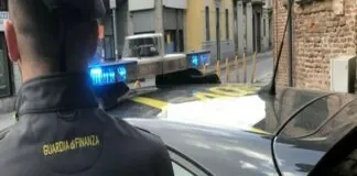 I finanzieri del comando provinciale di Palermo hanno eseguito un decreto di sequestro preventivo d’urgenza per un valore complessivo di 28 mila euro, emesso nelle ore scorse dai magistrati di quella Procura della Repubblica su richiesta del giudice per le indagini preliminari di sede, nei confronti di una persona che avrebbe percepito indebitamente l’assegno sociale dal 2018 al 2022 pur non avendone diritto