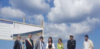 Si è svolta questa mattina a Giammoro la cerimonia per la posa della prima pianta per il progetto di riforestazione delle aree limitrofe al pontile dell’Asse Viario finanziato dal Ministero della Transizione Ecologica, organizzata dall’Autorità di Sistema Portuale dello Stretto in collaborazione con il Comune di Pace del Mela