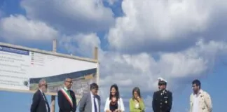 Si è svolta questa mattina a Giammoro la cerimonia per la posa della prima pianta per il progetto di riforestazione delle aree limitrofe al pontile dell’Asse Viario finanziato dal Ministero della Transizione Ecologica, organizzata dall’Autorità di Sistema Portuale dello Stretto in collaborazione con il Comune di Pace del Mela