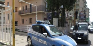 Un uomo, residente a Catania, ha rimediato dalla polizia di Siracusa un foglio di via ed una sanzione di 5 mila euro dopo essere stato scoperto a masturbarsi nella sua auto