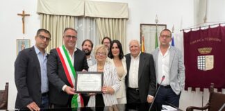 “La cittadinanza onoraria a Toti Costanzo rende onore e merito all’uomo, al padre di famiglia, al politico, che legato alla sua Terrasini in cui visse durante gli anni della sua adolescenza, ha contribuito a migliorare con idee e proposte in ambito sociale e politico”