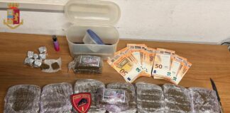 Gli agenti della Sezione Volanti della Questura di Roma, costantemente impegnati nel controllo del territorio su tutta la provincia, partendo da un controllo a 2 persone trovate con alcuni grammi di stupefacenti, hanno perquisito le abitazioni di un 19enne e di un 22enne nel quartiere Borghesiana; il più giovane nascondeva circa 65 grammi di hashish, mentre il più grande, ben conservati in un frigo, aveva 37 panetti di hashish contraddistinti da un’etichetta con la foglia di marijuana e la scritta “Bank of Ganja”. Complessivamente al 22enne sono stati sequestrati poco meno di 4 kg di stupefacente