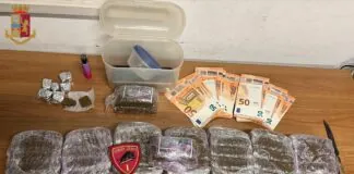 Gli agenti della Sezione Volanti della Questura di Roma, costantemente impegnati nel controllo del territorio su tutta la provincia, partendo da un controllo a 2 persone trovate con alcuni grammi di stupefacenti, hanno perquisito le abitazioni di un 19enne e di un 22enne nel quartiere Borghesiana; il più giovane nascondeva circa 65 grammi di hashish, mentre il più grande, ben conservati in un frigo, aveva 37 panetti di hashish contraddistinti da un’etichetta con la foglia di marijuana e la scritta “Bank of Ganja”. Complessivamente al 22enne sono stati sequestrati poco meno di 4 kg di stupefacente