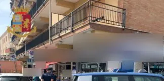 Gli agenti del Commissariato di Ladispoli congiuntamente al personale della Polizia Locale hanno concluso un’intensa e mirata attività di controllo, nel corso della quale sono stati sottoposti a verifica alcuni negozi di vicinato presenti nelle zone centrali e periferiche della città