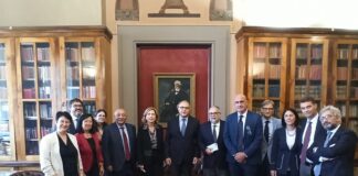 Stamane…, i membri dell’Ordine degli avvocati e quelli delle Camere penali di Messina hanno salutato ufficialmente il procuratore capo della Repubblica Maurizio De Lucia, chiamato nelle scorse settimane dai componenti del Consiglio Superiore della Magistratura alla guida della Procura di Palermo