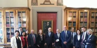 Stamane…, i membri dell’Ordine degli avvocati e quelli delle Camere penali di Messina hanno salutato ufficialmente il procuratore capo della Repubblica Maurizio De Lucia, chiamato nelle scorse settimane dai componenti del Consiglio Superiore della Magistratura alla guida della Procura di Palermo