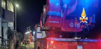 Dramma a Catanzaro, dove l’incendio in un appartamento al quarto piano di un palazzo nella zona sud della città ha causato la morte di 3 persone e il ferimento di altre quattro, nel contesto di un episodio avvenuto nelle ore scorse
