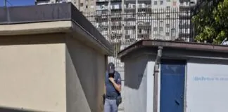 All’uscita dal turno di servizio in Commissariato, è stata seguita mentre andava a prendere l’auto, colpita in testa con una pietra e violentata