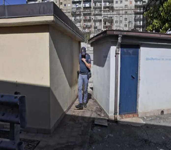 VIOLENZA POLIZIOTTA NAPOLI