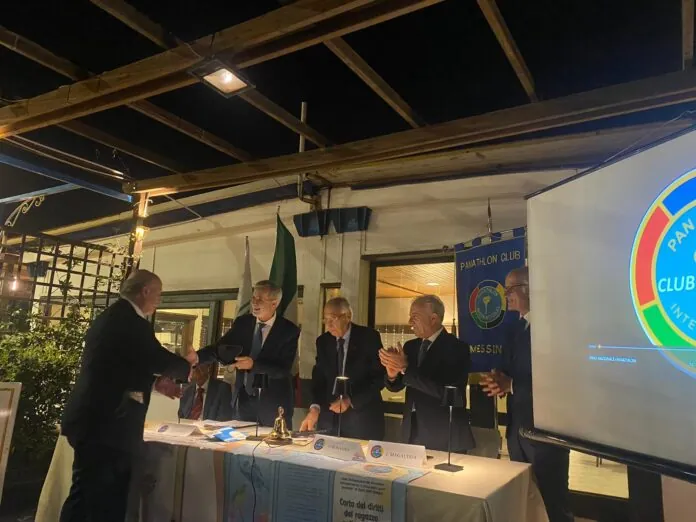 la rosa consegna il crest a schilliro' accanto bonanno magaudda 1666962755538