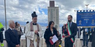 Sì è celebrata in località Pace la cerimonia di commemorazione ai caduti per la Patria promossa dall’Associazione culturale Nuovi Orizzonti presieduta da Domenico Carbone con il patrocinio dell’A. N. I. O. M. R. I. D. (Associazione Nazionale degli Insigniti Ordine al Merito della Repubblica Italiana e Decorati)