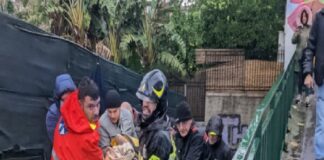 Ischia, smottamenti, allagamenti e disagi nella cittadina che era già stata colpita dal terremoto del 2017: si è verificata oggi una frana dalla parte alta di via Celario che ha raggiunto il lungomare in piazza Anna De Felice