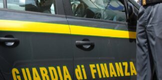 Nei giorni scorsi i Finanzieri del Comando Provinciale di Padova hanno dato esecuzione a un decreto emesso dal G.i.p. del Tribunale di Rovigo, che dispone il sequestro preventivo, anche per equivalente, di beni e disponibilità finanziarie pari a oltre 2 milioni di euro, riconducibili a una società della bassa padovana e all’amministratore della stessa, il quale, attraverso un complesso meccanismo di frode all’IVA, avrebbe acquistato autovetture sottocosto per poi rivenderle a prezzi altamente competitivi