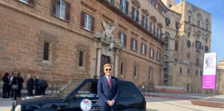 Poco fa, sotto casa, due uomini dentro un’auto grigia cominciano ad urlare insistentemente: “La Vardera sei uno sbirro e un carabiniere”