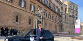 Poco fa, sotto casa, due uomini dentro un’auto grigia cominciano ad urlare insistentemente: “La Vardera sei uno sbirro e un carabiniere”