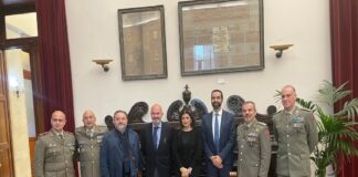 E’ stato siglato stamani il rinnovo della concessione per l’utilizzo “dual use” dei locali dell’Asilo Lupetto Vittorio di Viale Europa, alla presenza del Sindaco Federico Basile; del Vicesindaco Salvatore Mondello; dell’Assessore alle Politiche Sociali Alessandra Calafiore; del Tenente Colonnello Domenico Oppedisano Comandante del V° Reggimento della Brigata Aosta e del Generale di Brigata Maurizio Taffuri; e del Responsabile dei Servizi Territoriali dell’Agenzia del demanio di Palermo, geom. Filippo Cesareo