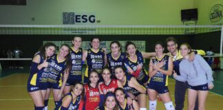 In un “PalaRescifina” gremito in ogni ordine di posto, il Messina Volley conquista al tie-break l’impegno della 2ª Giornata del Campionato di Serie C FIPAV contro gli Amici del Volley Giarre