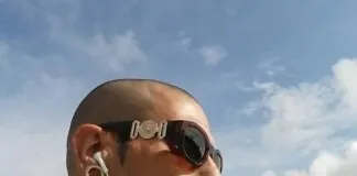 Lo hanno preso in giro per gli occhiali vistosi che indossava, poi è partito un pestaggio brutale e senza pietà , con calci, pugni e una spranga di ferro in pieno giorno alla stazione di Casale Monferrato (Alessandria)