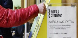 Niente Reddito di cittadinanza a chi non assolve l’obbligo scolastico: il ministro dell’Istruzione e del Merito, Giuseppe Valditara, ha spiegato la linea del governo intervenendo in Senato… «In Italia ci sono 364.101 percettori di reddito di cittadinanza nella fascia tra i 18 e i 29 anni… di essi 11.290 possiede solo la licenza elementare o nessun titolo, e altri 128.710 soltanto il titolo di licenza media… noi riteniamo si debba prevedere l’obbligo di completare il percorso scolastico per chi lo abbia illegalmente interrotto o un percorso di formazione professionale nel caso di persone con titolo di studio superiore ma non occupate né impegnate in aggiornamenti formativi, pena in entrambi i casi la perdita del reddito, o dell’eventuale misura assistenziale che dal 2024 lo sostituirà»