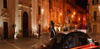 I carabinieri della stazione di Sommatino (CL) hanno arrestato un 25enne di Riesi, M. P., accusato di maltrattamenti in famiglia, minacce e resistenza a pubblico ufficiale
